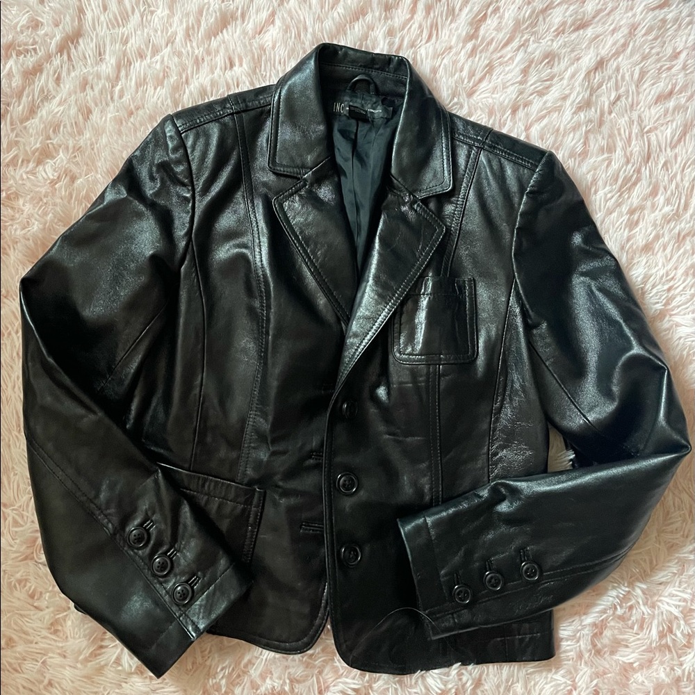 Stunning leather jacket! 🖤